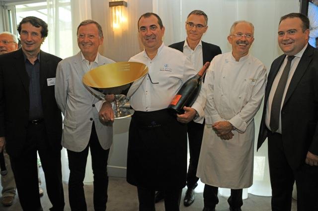 De gauche à droite: Marc Esquerré, Rudy Salles, Patrick Raingeard, Côme de Chérisey, directeur général et directeur de la rédaction de Gault&Millau, Jacques Chibois, et Mathieu Brécy, directeur national prestige des champagnes Thiénot.