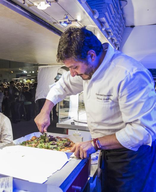 Roland Schembri, chef Gourméditerranée du César Place à Marseille, réalise une pizza corse.