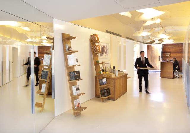 Les clients pénètrent dans le restaurant par cet espace dépouillé, juste quelques livres sont en exposition.