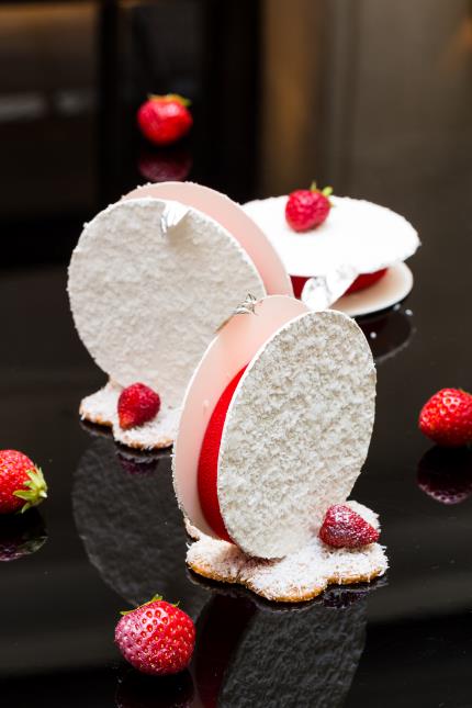 Parfait glacé, fraises des bois, meringue à la coco.