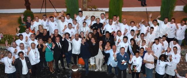 Dernière prise de vue, dimanche soir, avec tous les chefs présents à Mougins, l'invité d'honneur 2013 Gérald Passédat, Richard Galy et Dominique Fantino, respectivement maire et directeur de l'Office de tourisme de Mougins.