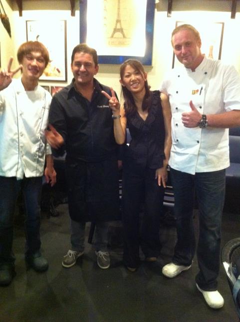 Pascal Bonamy, en compagnie de Fabrice Gaugue et son équipe, au restaurant Mirabelle à Nagoya.