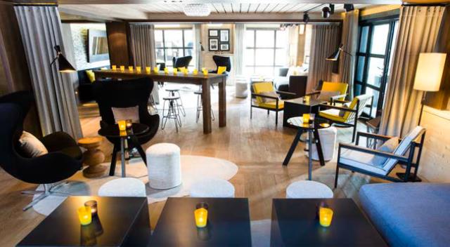 La décoration du restaurant a été pensée pour rester dans l'esprit chalet de l'hôtel tout en gardant une touché de modernité.