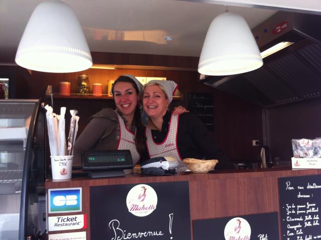 Mahaut de Lesquen et Caroline Jouneau proposent des recettes originales et savoureuses dans leur food-truck Mahotte.