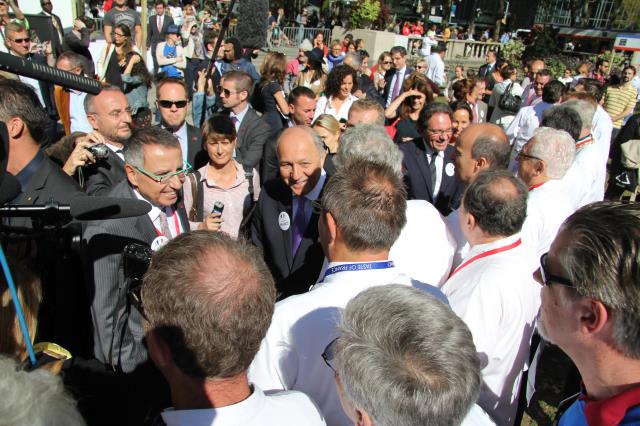 La présence de M. Laurent Fabius, ministre des affaires étrangères, et Frédéric Lefebvre député, représentant les français de l'étranger du Nord Est des Etats-Unis souligne l'importance de l'événement.