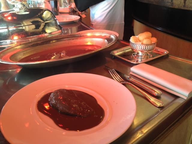 Technique terminée : le magret de canard avec sa sauce au sang, pommes soufflées en premier service.