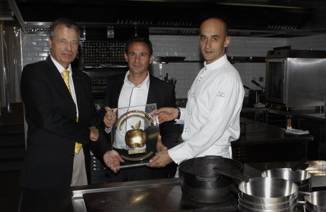 Michel Castaing, président fondateur de BVC Expertise, Christophe Chauvin, directeur du Byblos et Vincent Maillard, chef des cuisines, autour du Trophée Pomme d'Or, récompensant le travail mené en matière de sécurité alimentaire