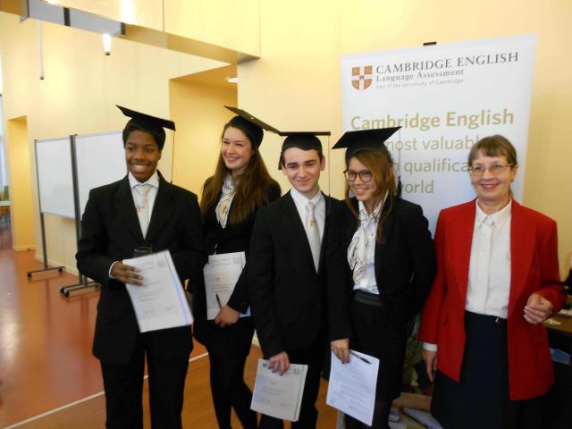 Quelques élèves du lycée Guillaume Tirel à Paris (XIVe), lors de la remise du diplôme CEC, avec leur « mortarboard », le chapeau des diplômés anglo-saxons.