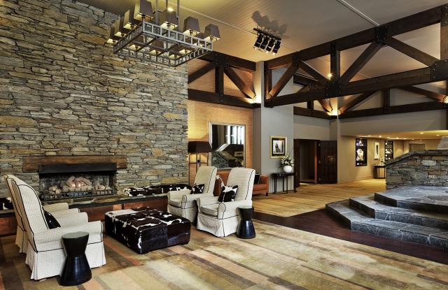 Les hôtels de luxe comme le MGallery de Queenstown privilégient plutôt les endroits pittoresques en pleine nature et souvent au bord de la mer.