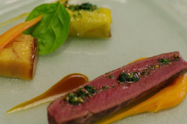 Râble de lièvre rôti, Cannelloni de cuisses en civet, Confit de coings à la fève de Tonka, par Michel Kayser
