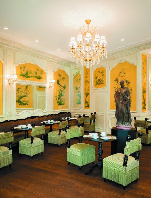 Vue intérieure du salon de thé Ladurée à Paris-Orly, Terminal Ouest.