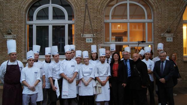 Les apprentis cuisine du CFA aux côtés de Jean-François Tostivint, Sylvia Pinel, Thierry Marx, Didier Chenet, président du Synhorcat et de Richard Alexandre à l'occasion du dîner le 20 septembre dans le 20ème arrondissement.