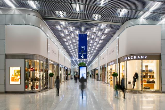 Vue générale de L'Avenue du Hall M, Terminal 2 E à Paris-Charles de Gaulle :