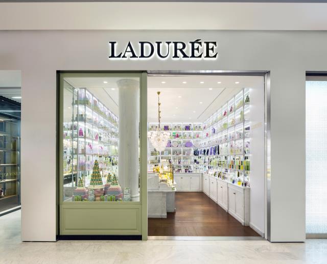 Façade de la boutique Ladurée dans l'Avenue, zone sous douane des commerces de la liaison AC de Paris-Charles de Gaulle : vente de macarons et chocolats dans des boîtes ultra-chics signées Ladurée.