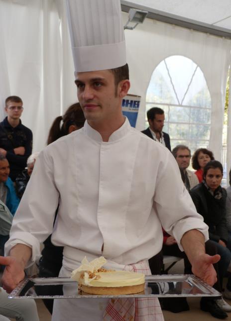 Bertrand Noeureuil présente son dessert au jury : Crémeux citron-noisette.
