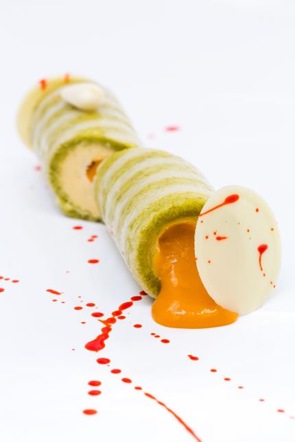 Comme une crème brûlée, biscuit pistache, crème amande et confit d'abricot.