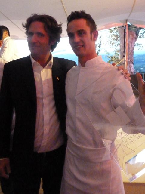 Le chef triple étoilé Gérald Passédat, président de jury du concours Espoir de Mougins et parrain de la 8e édition les Etoiles de Mougins, en compagnie du vainqueur 2013, Bertrand Noeureuil.