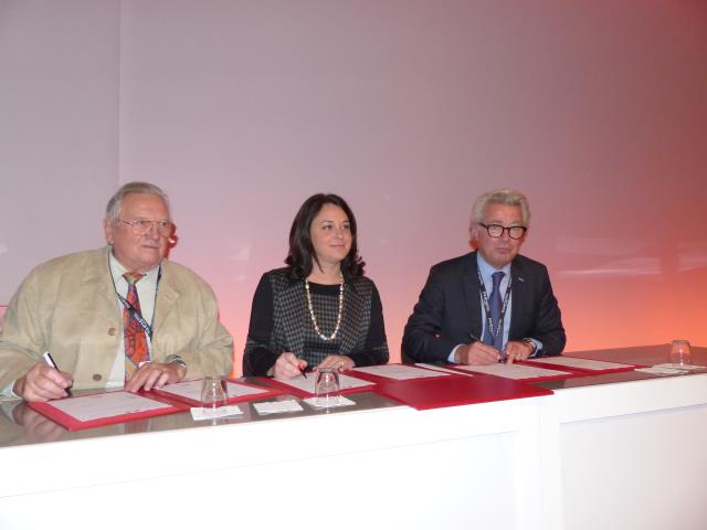 Signature de la convention cadre Emploi d'Avenir entre l'Etat, le Synhorcat et la Fagiht. De gauche à droite : Claude Daumas, président de la Fagiht, Sylvia Pinel, ministre du Tourisme et Didier Chenet président du Synhorcat.
