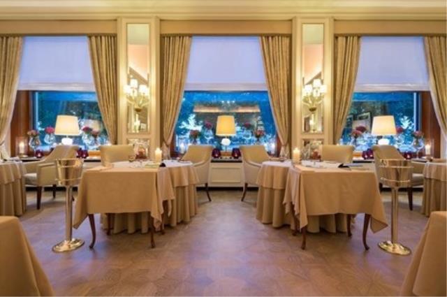 Le restaurant du Fairmont Vier Jahreszeiten, à Hambourg.