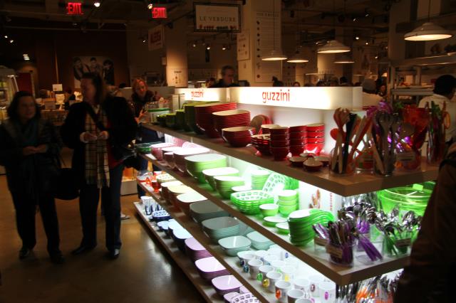 Eataly promeut tout ce qui touche de près ou de loin à la cuisine, ici des ustensiles de marque italienne sont proposés aux clients.