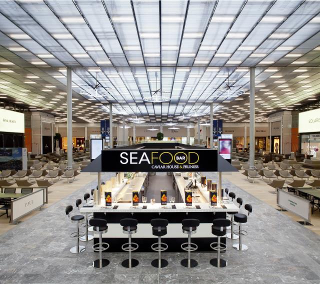 Vue du Sea food bar Caviar House Prunier, Place de Paris , Hall M, Terminal 2 E à Paris-Charles de Gaulle.