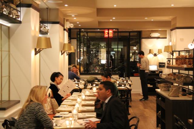 Maison Kayser dont le coeur de métier n'est pas la restaurant propose des cocottes et des tartines attirant une clientèle de plus en plus nombreuse. Sans compter les fidèles de la boulangerie prêts à parcourir la moitié de Manhattan pour venir chercher le