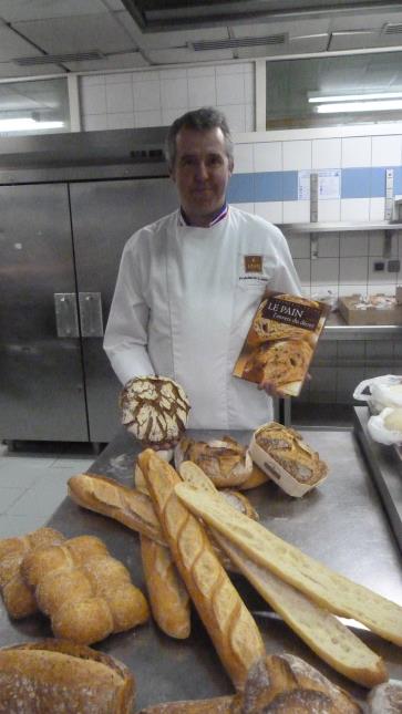 Le MOF Frédéric Lalos a l'atelier des pains.