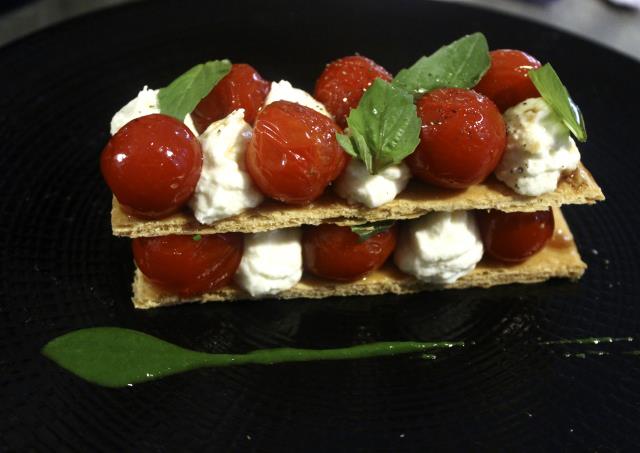 Millefeuille tomates cerises confites et crème de burrata.