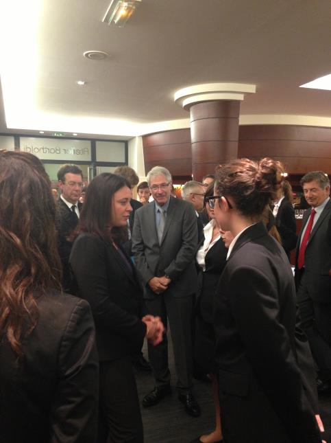 Sylvia Pinel s'entretenant avec des élèves sour le regard du proviseur du lycée, Christian Badinand.