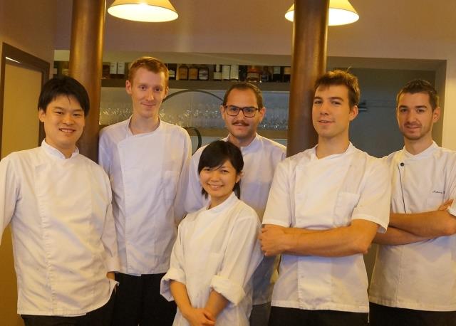 L'équipe de L'Agapé, Toshitaka Omiya, Roy Averty, Gabriel Ejzenbaum, Nicolas Durand, Anthony di Prospero et la chef pâtissière Rikako Kobayashi au premier plan