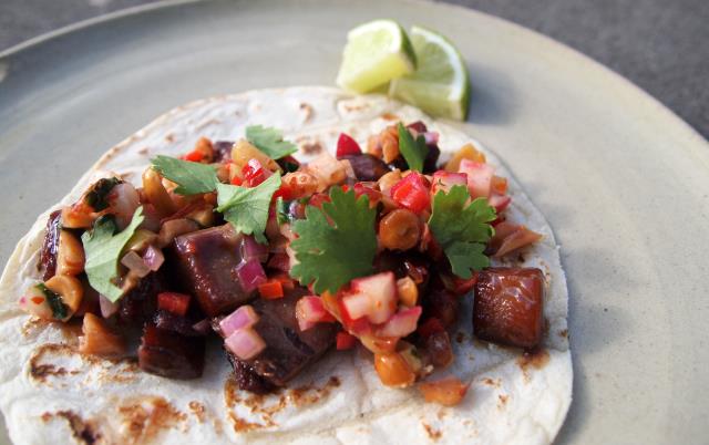 La Taqueria Maïs privilégie les beaux produits, les petits prix et la créativité. Ici, un taco à la langue de veau et sa salsa aux arachides rouges.
