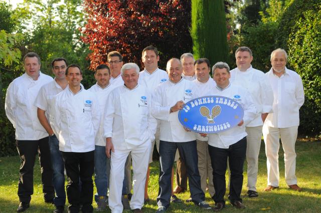 Les membres des « 19 Bonnes tables Sarthoises » réunis avec leur président Olivier Blais, et leur vice-président Xavier Frenot.