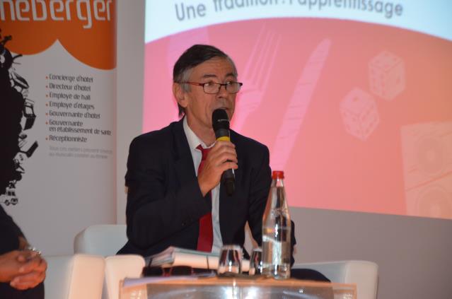 Daniel Vatant devant le réseau des CFA du Fafih.