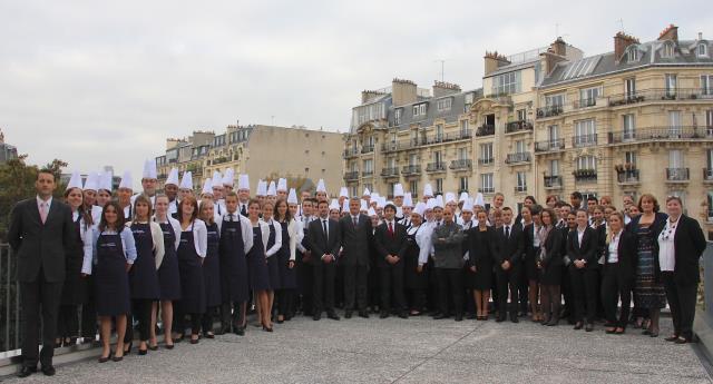 La promotion 2013-2014 de la licence professionnelle de restauration gastronomique à vocation internationale de l'université de Cergy-Pontoise avec son parrain Denis Courtiade.