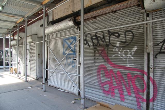 South street est devenue une rue fantôme ou les commerces ont baissé le rideau pour masquer les dégâts.