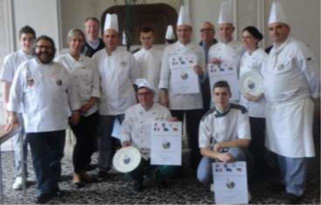Les lauréats avec leurs diplômes et assiettes fournis par l'OCI.