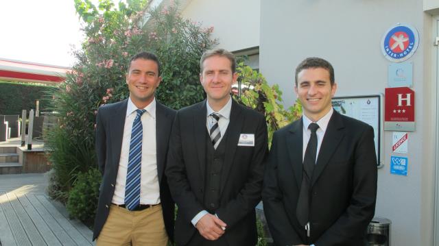 Encadrant le directeur d' l'Inter Hotel du Phare Yannick Texier, Olivier Chopin ( à g) et Grégory Villette (à d) respectivement directeur général et responsable commercial de la société Les Hôtels de Bordeaux