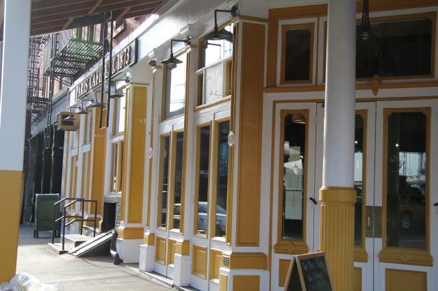 D'autres en revanches ont réouvert comme ici le Café Paris-Est.