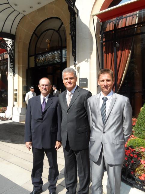 Pascal Perret, proviseur du lycée professionnel Valère Mathé à Olonne-sur-Mer (85), Denis Courtiade, et Joël Fortin, professeur de restaurant, ont parlé du projet de partenariat au Plaza Athénée.