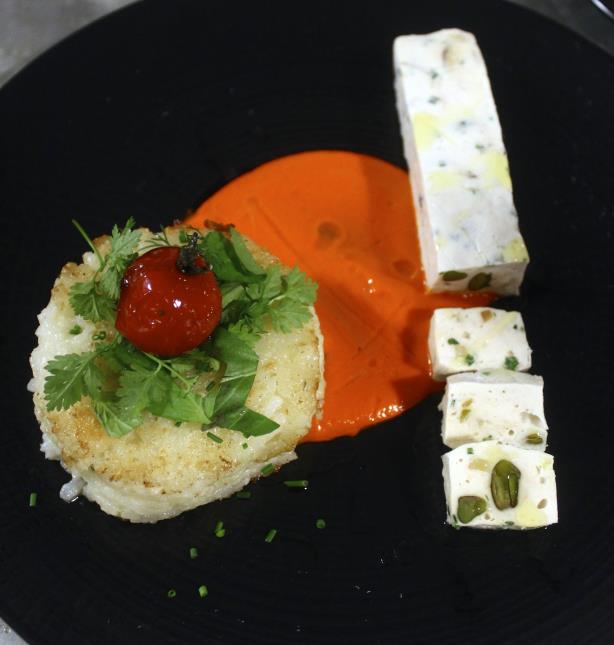 Nougat, gâteau de riz et coulis, volaille aux mendiants, riz façon pilaf, sauce piquillos.