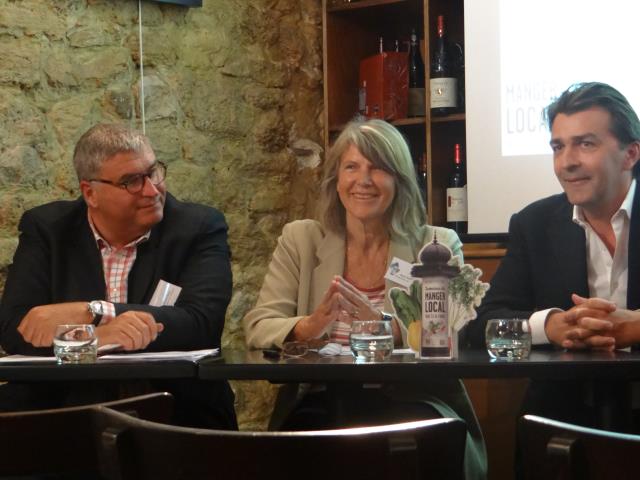 De gauche à droite : Jérôme Kohn, directeur du CERVIA Paris Ile-de-France, Marie Richard, présidente du CERVIA Paris Ile-de-France, et Yannick Alléno, le 11 septembre, lors d'une conférence Au Vin qui danse à Paris (Ve).