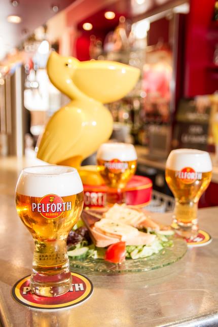Heineken propose 'Sur le Pouce', une formule qui replace le café-bar et le comptoir au coeur de la pause déjeuner. Par exemple, mettez en avant l'authentique Pelforth Blonde.