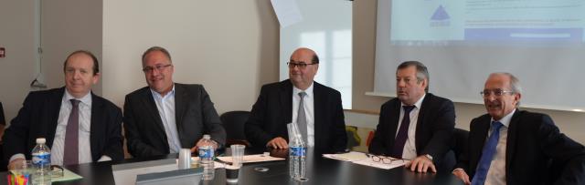 De g à d : Thierry Amirault, Laurent Duc, Gérard Guy, Roland Héguy et Hervé Bécam, vice-président de l'Umih, hier, lors de la présentation de la pétition.
