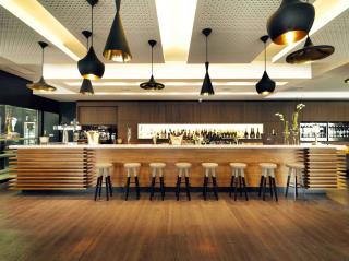 La brasserie ouverte sur l'extérieur dans l'esprit des années 50/70 est conçue comme un atelier de...