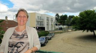 Depuis son hôtel, Isabelle Molle a vu directe sur la résidence Appart'Hôtel, le jardin est en cours...