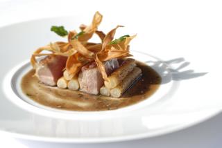 SELLE D'AGNEAU AUX SALSIFIS GLACES AU JUS ET PIMENT D'ESPELETTE