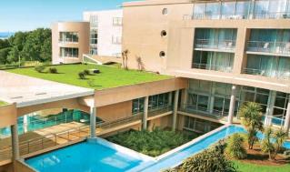Situé au coeur d'une pinède de 4 hectares face à l'océan, cet hôtel contemporain évoque un bateau.