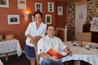 Dans la très belle salle du restaurant avec sur les murs de magnifiques photos: la très souriante...