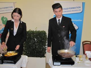 L'atelier service : des apprentis réalisent des flambages de pommes et de crêpes.