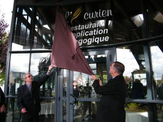 Joël Normand et Eric Rousseau dévoilent la plaque de l'Epicurien